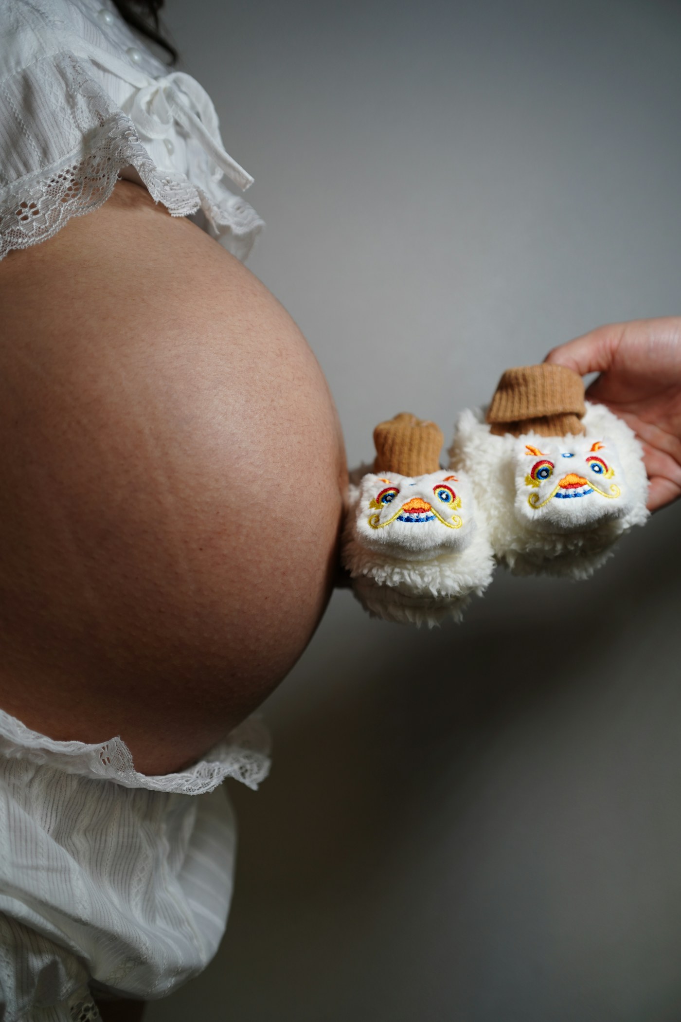 아기 신발을 든 임산부